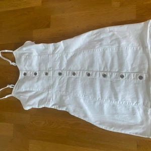 Vit jeans klänning  - Vit jeans klänning med knappar