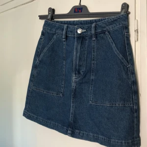Jeanskjol - Jättefin jeanskjol i stolek 36. Sparsamt använd! Säljer då den inte kommer till användning. Kostar 100 kr plus frakt som betslas av köparen!❤️🥰