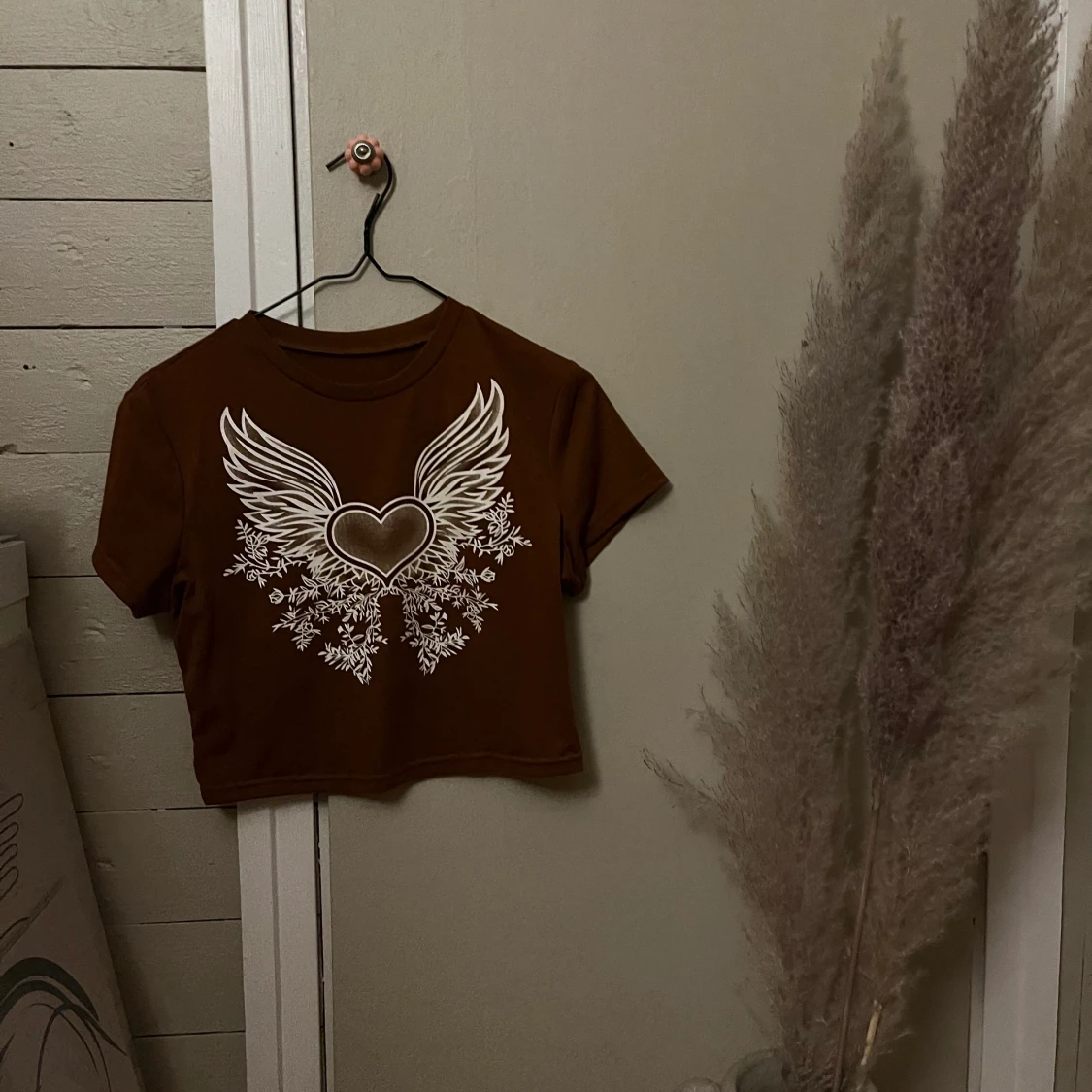 Fin brun tröja med vit tryck.