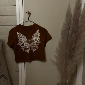 Fin brun tröja med vit tryck. - En fin tröja med fint tryck. Köpte denna med storleken L. Jag råka köpa den och aldrig använt.