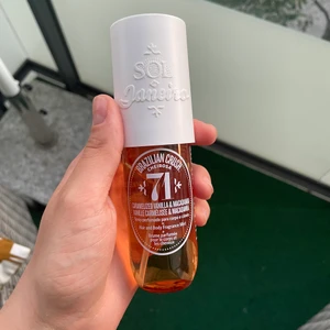 Sol de Janeiro - bodymist från sol de janeiro❤️ luktar så gott men föredrar blommiga dofter och därför har jag knappt använt denna! den här luktar vanilj och karamel😍