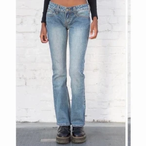 Lågmidjade jeans! - Jätte bra skick använd fåtal gånger, passar så bra älskar dom men har för mycket jeans❤️kan gå ner i pris vid snabb affär