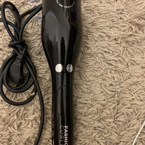 Locktång  - En skit bra locktång som är perfekt för ett enkelt och snabbt sätt att locka håret på. Säljer nu då vi råkade köpa 2 stycken, orginal pris=650kr+frakt. Hör av er om ni har några frågor🤍