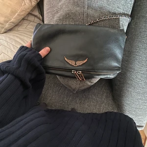 Zadig väska - Säljer min zadig väska , köpt förra året, väldigt fin men använd. Lite rostig, stora modellen. Säljer billigt pågrund av rosten. 💓