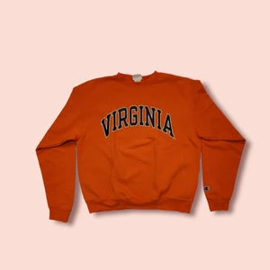 Colleage tröja - Virginia sweatshirt   Framsida: Virginia. Baksida: Plain  Detaljer: Champion märke vänster Ärm.  ↔️ Bredd: 54cm.   ↕️ Längd: 56 cm.   ↘️ Ärm: 62 cm.   🔄Storlek: M.   🔃Passform: Är M i modelen. Passar en S bättre. Den blir lite oversize då.   ⚪ Färg: orange.
