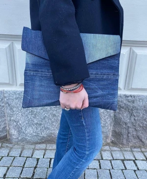 Datorfodral - Trendiga och hållbara datorfodral gjorda av återvunna jeans! Vadering finns i vardera datorfodral för att ge din dator en längre livslängd. Fodralen är lämpliga till 14 tums datorer, men även mindre.  Vi kan posta spårbart för 57kr eller mötas upp❤️‍🔥