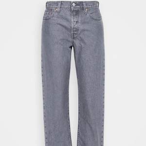 Perfekta Levis jeans som är lågmidjade. Köpte dem för 1095 säljer för 700kr. Endast använt 2 gånger 