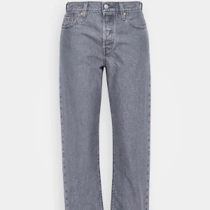 Levis jeans - Perfekta Levis jeans som är lågmidjade. Köpte dem för 1095 säljer för 700kr. Endast använt 2 gånger 