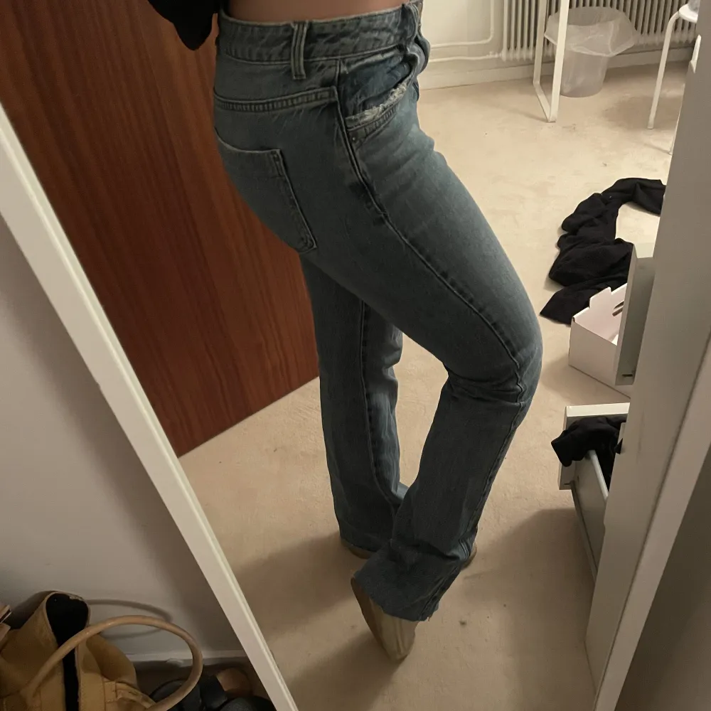 Ett par blåa Lågmidjade jeans, har lite många jeans därför jag säljer💕. Jeans & Byxor.