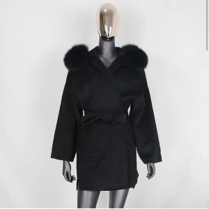 Päls kappa  - Hej säljer nu min kappa. Med äkta päls på. Haft den nån månad den är inte sönder nån stans den är som ny nästan. Finns även päls på armarna ifall man vill ha de ❤️köpt för 4500 på garoff. Säljer för 2000 pris kan diskuteras