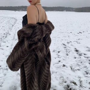 Pälsjacka vintage - Köpte den här på en vintagebutik, osäker på märket men kan kollas upp. Jag är jätteosäker på om det är äkta päls men känns inte som det