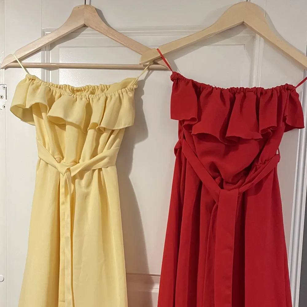 Sommar klänningar från na-kd i fint skick, Den gula klänningen har storlek 36,  Den röda klänningen har storlek 34,  Det är bara att skriva om fler bilder önskas eller om det finns andra funderingar<33 Och köparen står för frakten🤗. Klänningar.
