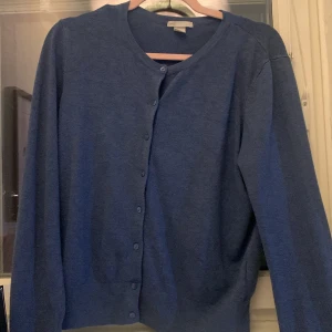 Hm basic kofta - Mörk blå, har slutat använda men den är i bra skick. Stl M, köpt för Max 200kr
