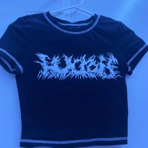 croptop - croptop från shein men fett bra kvalitet för att vara dem, sitter skönt och är väldigt mjuk i tyget, 