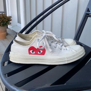 cdg x converse  - Ganska använda men inte sönder på något sätt Köpte på nk för några år sen Nypris: runt 1100kr  Storlek är 40 men sitter stort så passar 41