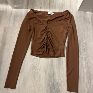 Topp - Denna topp NA-KD i storlek XS, säljer denna för 100kr! 