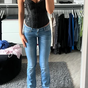 Lågmidjade Levis Jeans  - Säljer dessa super fina Levis jeansen som tyvärr inte kommer till användning längre då jag letar efter ett par andra, storlek 26x32. Frakten ingår 