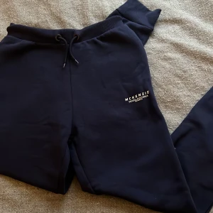 Mckenzie byxor - Helt oanvända mckenzie byxor, sälj på grund av storleken😁. Stl: 13-15 yrs. Har tröjan också om man vill ha den med. Skulle säga passar en xxs/xs 😁