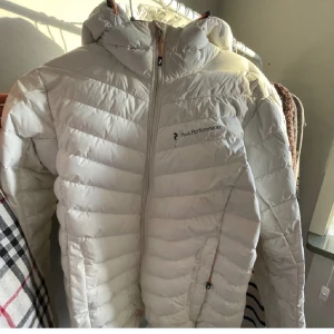 Peak Performance jacka - Vinterjacka från Peak Performance. Superbra skick, sparsamt använd. Nypris: ca 2800kr.