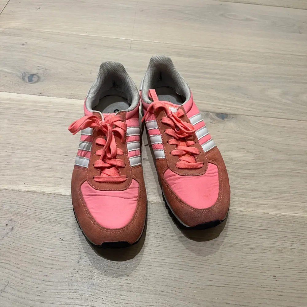 Fina och sköna Adidassneakers i storlek 38. Använda Max 4-5 gånger, färgen är inte rättvis på bilden. Det är mocka runtom som är mer rosa (ser orange ut på bild, vilket dem inte är) . Skor.