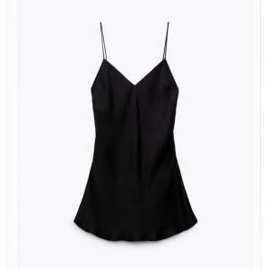 En svart kort silkes klänning från Zara i storlek M. Jättefin rygg men har aldrig använt eftersom den är lite stor på mig💓💓 perfekt till nyår!!