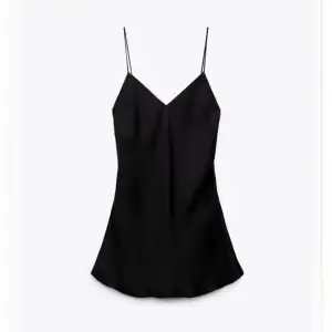 En svart kort silkes klänning från Zara i storlek M. Jättefin rygg men har aldrig använt eftersom den är lite stor på mig💓💓 perfekt till nyår!!