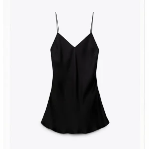 Zara klänning  - En svart kort silkes klänning från Zara i storlek M. Jättefin rygg men har aldrig använt eftersom den är lite stor på mig💓💓 perfekt till nyår!!