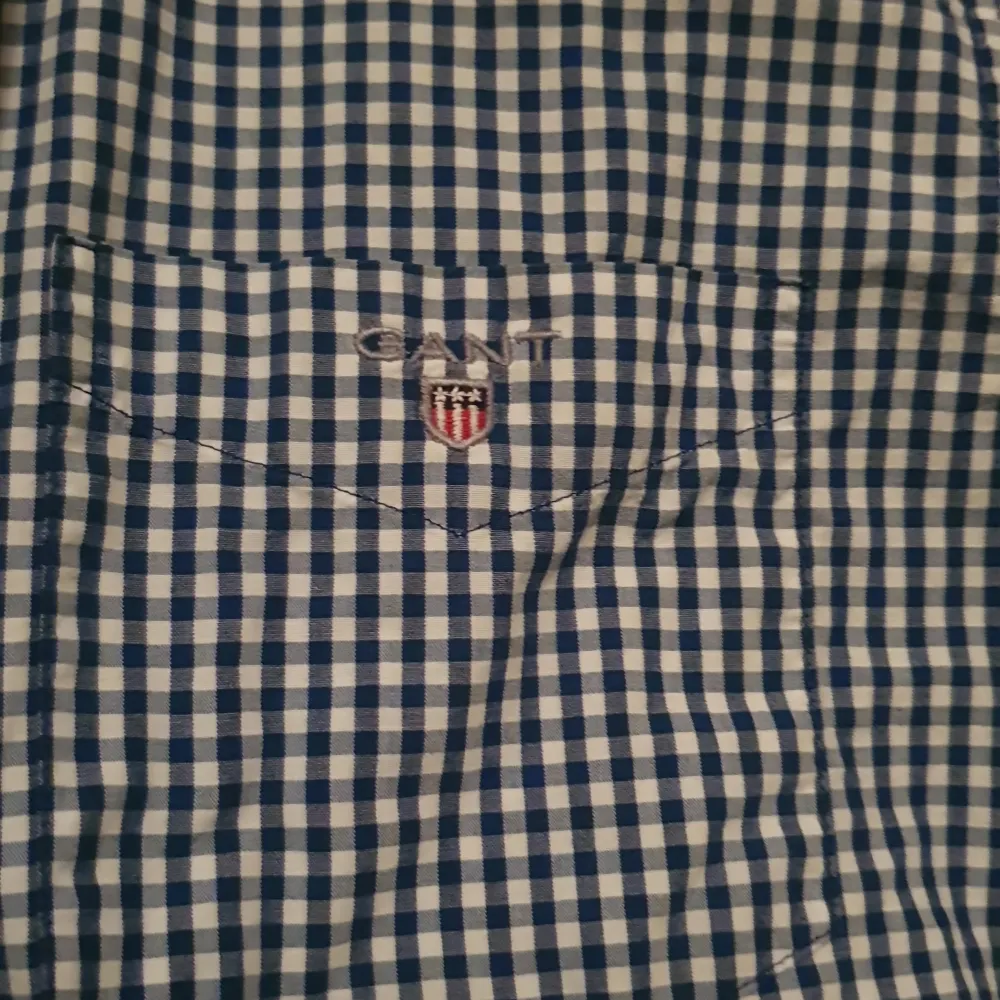 En Gant skjorta i ett nytt skick. Skjortor.