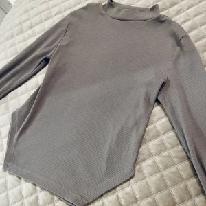 Tröja från Nelly strl S - Fin tröja med lite halvpolo med lite slits på sidorna, använd väldigt fåtal gånger, fint skick!  Från Nelly strl S 🥰