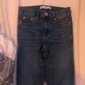Jeans  - Oanvända jeans säljer dom för dom är för små kostade 300 kr och säljer för 250 kr