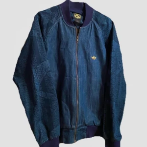 Adidas jeansjacka  - vintage adidas jeansjacka med superfint mönster på ärmarna💫 pris kan diskuteras 🌱