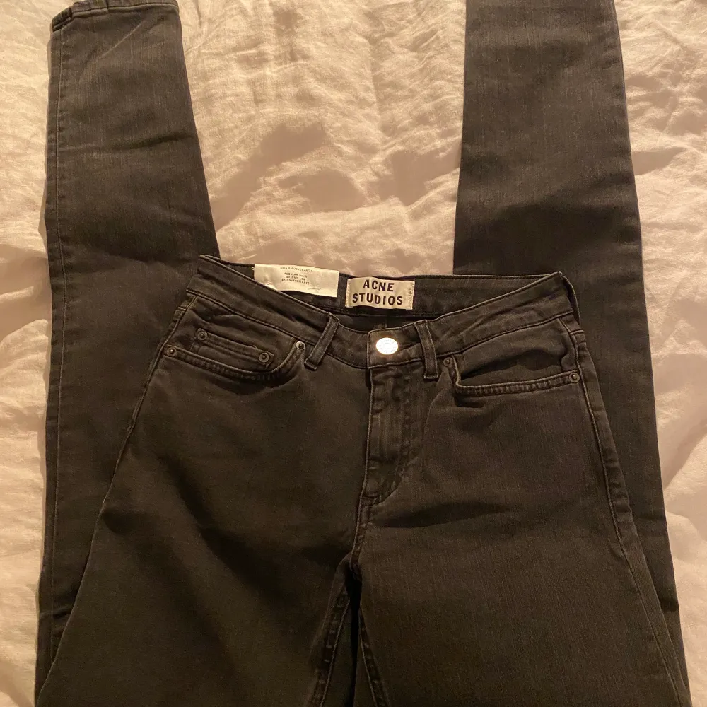 Acne studios jeans, det storlek: 24/34. Prislapp kvar, aldrig använda . Jeans & Byxor.