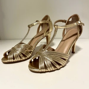 Guldfärgade Klackar  - Guldiga Klackar i storlek 38  Passar bra till bal eller fest! 