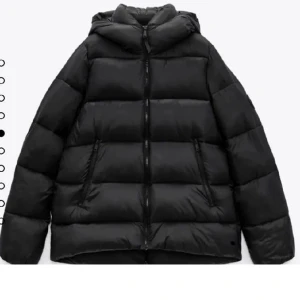 Zara jacka  - Säljer denna jackan ifrån zara. Storlek m men passar xs-m. På mig som är xs/s sitter den lite oversize för referens.   Kolla gärna in mina andra annonser❤️