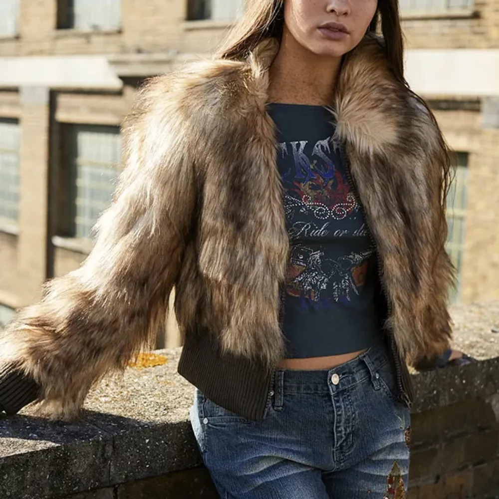 Urban Outfitters faux fur croppad jacka. Använd 2 ggr. Jättebra skick. Skriv för egna bilder. Jackor.