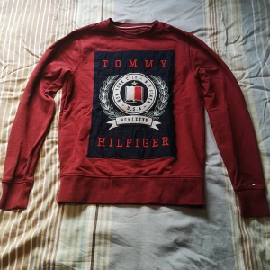 Tommy Hilfiger  - Tommy Hilfiger tröja i nyskick. Endast använd vid ett fåtal gånger. Nyskick 1299kr Storlek s