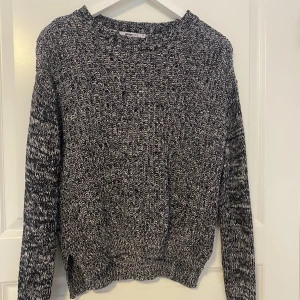 Stickad tröja  - Mörkgrå stickad tröja från Ginatricot. Knappt använd. Bra skick. Är storlek Xs men passar även s. 