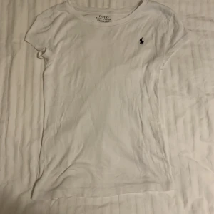 Ralph lauren t-shirt - Sååå snygg vit Ralph lauren t-shirt🥰🥰