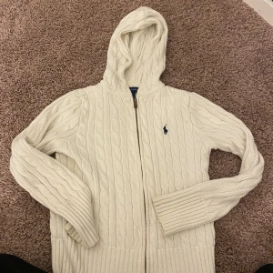 Ralph Lauren  - En äkta Ralph Lauren kofta i vit storlek (M) barn (8-10år) Pris 200 
