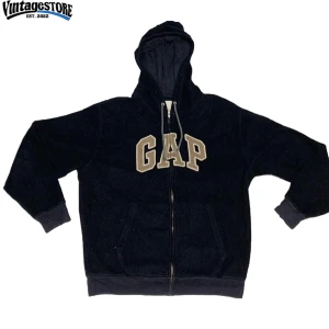 GAP hoodie - Säljer lite kläder från vårt UF företag. Storlek M. Materialet är lite ”fleece” aktig. Mörkblå