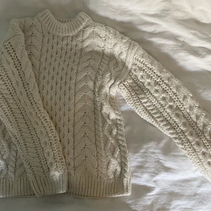 Kabelstickad tröja - Så fin stickad tröja köpt förra vintern, den har inte kommit till användning och förtjänar mer kärlek 🥲❤️ hör av er vid frågor, köpare står för frakt (tryck inte på köp nu 😊)