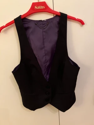 Kostym väst  - Väldigt fin väst ocb i bra skick endast använd ett fåtalet gånger. Storlek xs-s