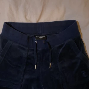 Juciy couture byxor storlek xs pris kan diskuteras  - Säljer mina mörkblåa Juciy Couture byxor knappt använda🤍Kan sälja dom för 650kr men kan diskutera priset🤍!Skriv för fler bilder!