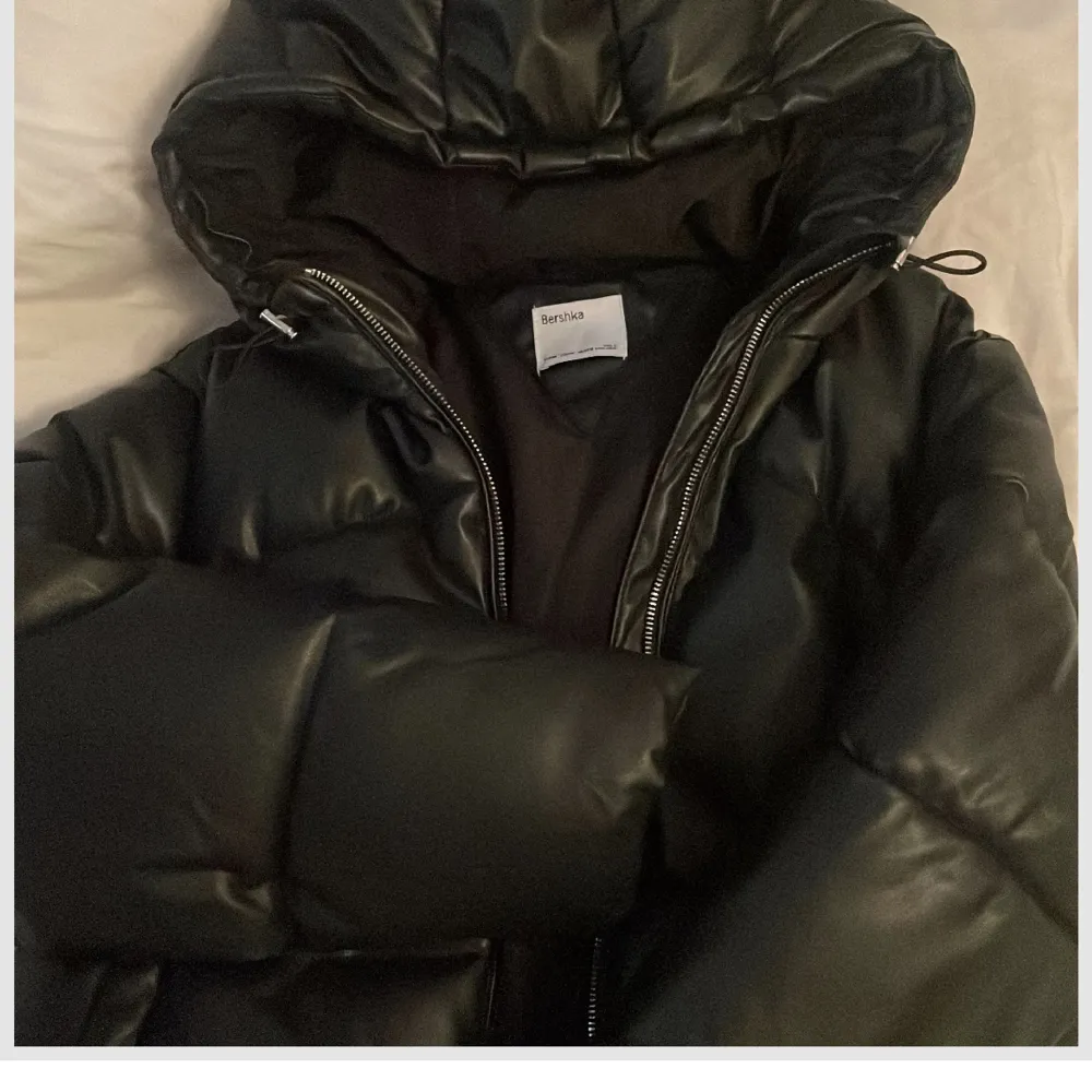 Hej jag säljer nu min jacka från Bershka!💓 Den är i fint skick och den köptes förra Vintern på deras hemsida!🤘🏼⭐️ skriv vid fråga eller Fundering!. Jackor.