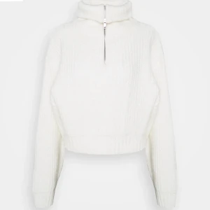 Stickad zip tröja - Säljer denna sköna stickade tröjan från Gina Tricot! Den är i storlek L och tröjans ”modell” är Gina Tricot Petite!    (frakt tillkommer)