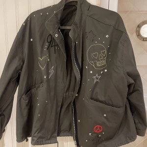 Grön Jacka - Säljer denna skitcoola jackan som jag tidigare köpt här på plick!❤️‍🔥Den kommer tyvärr inte till användning så säljer den då istället!🫶🏽Den är i storlek 38, men den är lite overzize i storleken så den passar 36 och 40 oxå!❤️‍🔥Skriv för fler bilder!😊