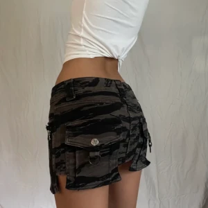 minikjol - fin minikjol 💕 midjemått 79, längd 23 cm (vart fickorna slutar) och 27 cm med fickorna 