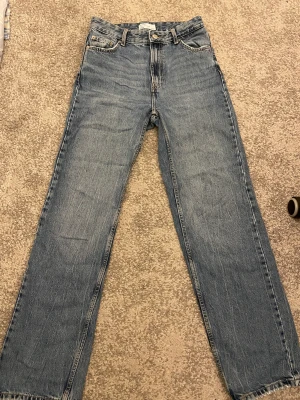 Blåa jeans i storlek 36 - Lite slitna längst ner och sömmen är pytte lite sen men annars sitter de som ett par straight jeans.