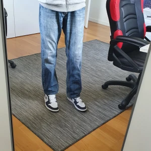 Levis byxor  - Det är ett par levis byxor som är sparsamt använda. Säljer dem vid snabba affärer för endast 200kr och nypris är cirka 1000kr