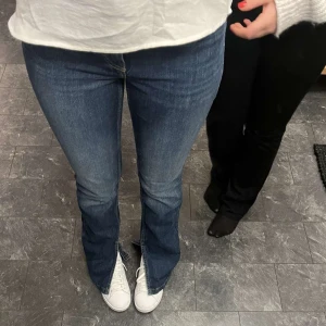 Blåa zara jeans - Populära zara jeans använda 2 gånger och därav som nya! Köpare står för frakt!